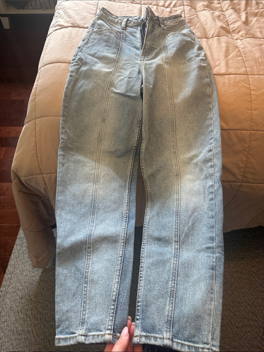 Divided High-Rise Straight Leg Jeans in Light Wash Blue
